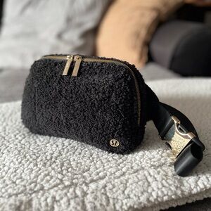 Lululemon Everywhere Belt Bag Large 2L Black Fleece